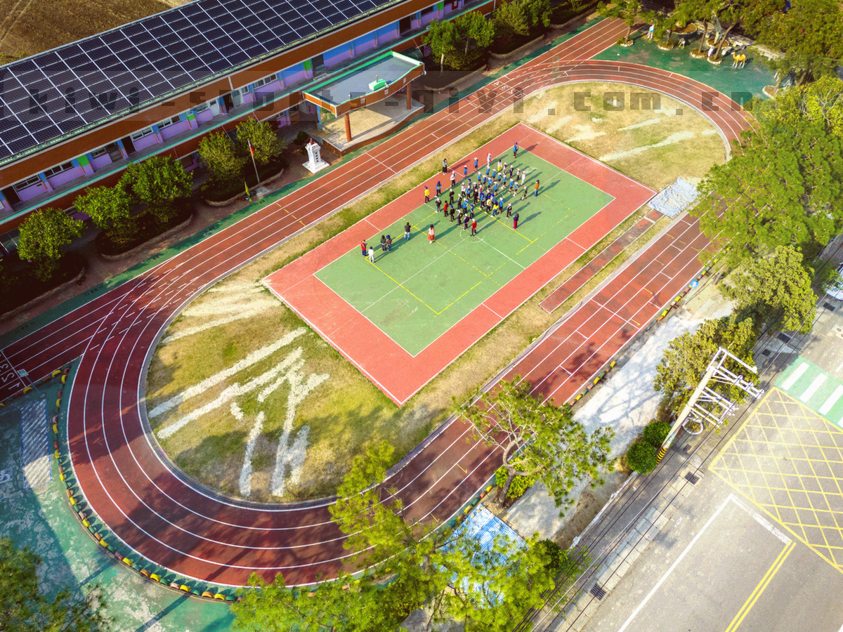 球场看台与跑道线条的几何合成图，一道青柠色灯带横跨画面