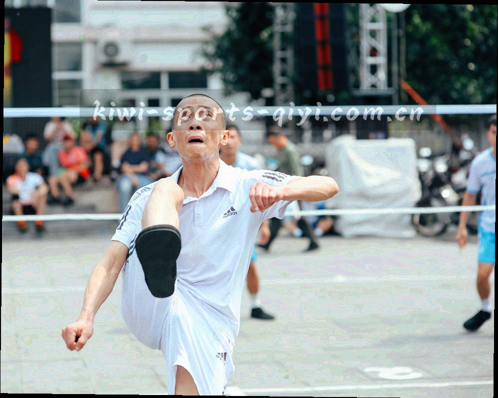 多颗发光果籽排列成问号形状的抽象图形，背景从深绿过渡到荧光青柠